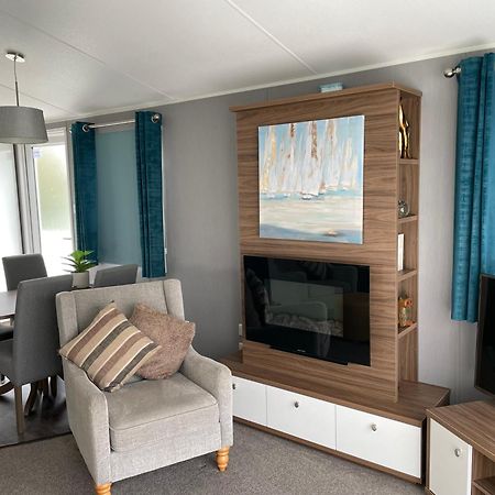 6 Berth Comfy Homely Caravan, Dog Friendly Belton with Browston Экстерьер фото