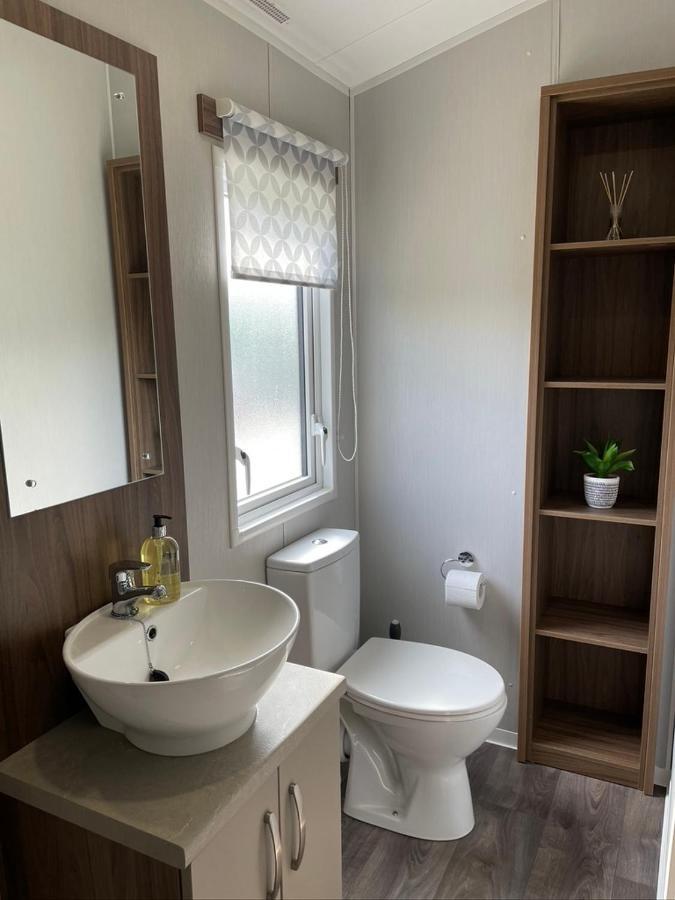 6 Berth Comfy Homely Caravan, Dog Friendly Belton with Browston Экстерьер фото