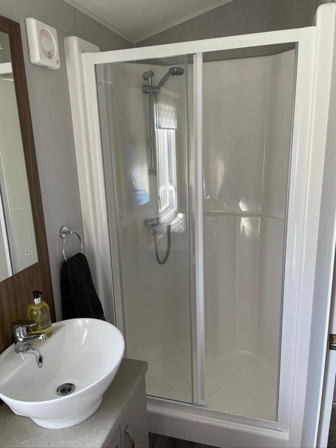 6 Berth Comfy Homely Caravan, Dog Friendly Belton with Browston Экстерьер фото