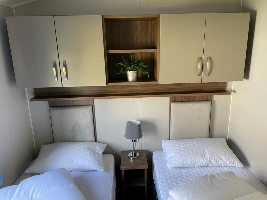 6 Berth Comfy Homely Caravan, Dog Friendly Belton with Browston Экстерьер фото