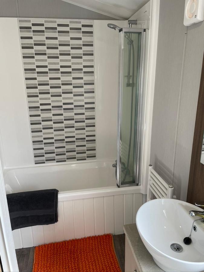 6 Berth Comfy Homely Caravan, Dog Friendly Belton with Browston Экстерьер фото