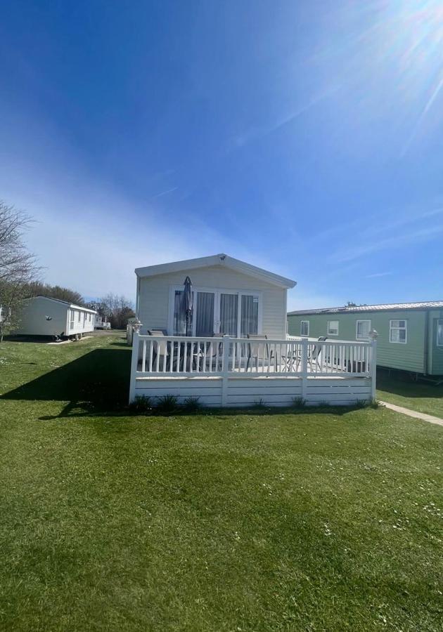 6 Berth Comfy Homely Caravan, Dog Friendly Belton with Browston Экстерьер фото