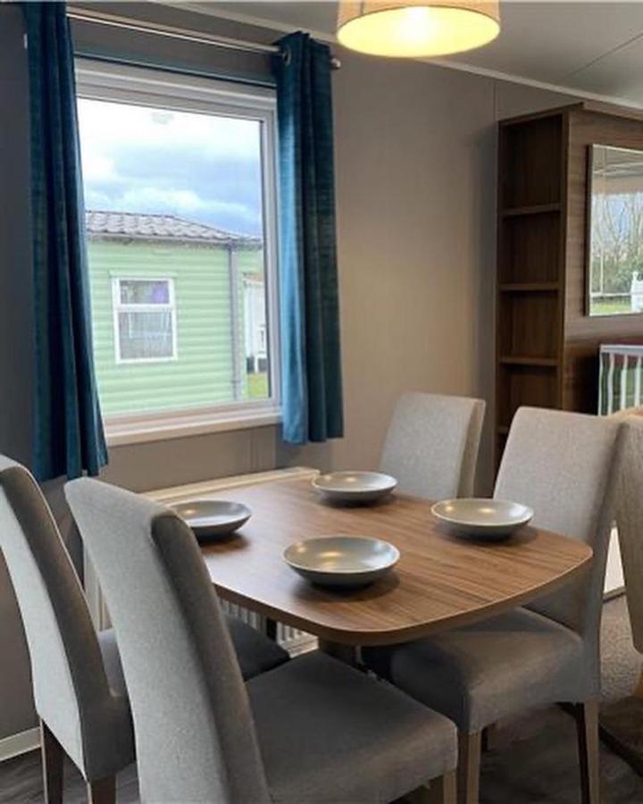 6 Berth Comfy Homely Caravan, Dog Friendly Belton with Browston Экстерьер фото