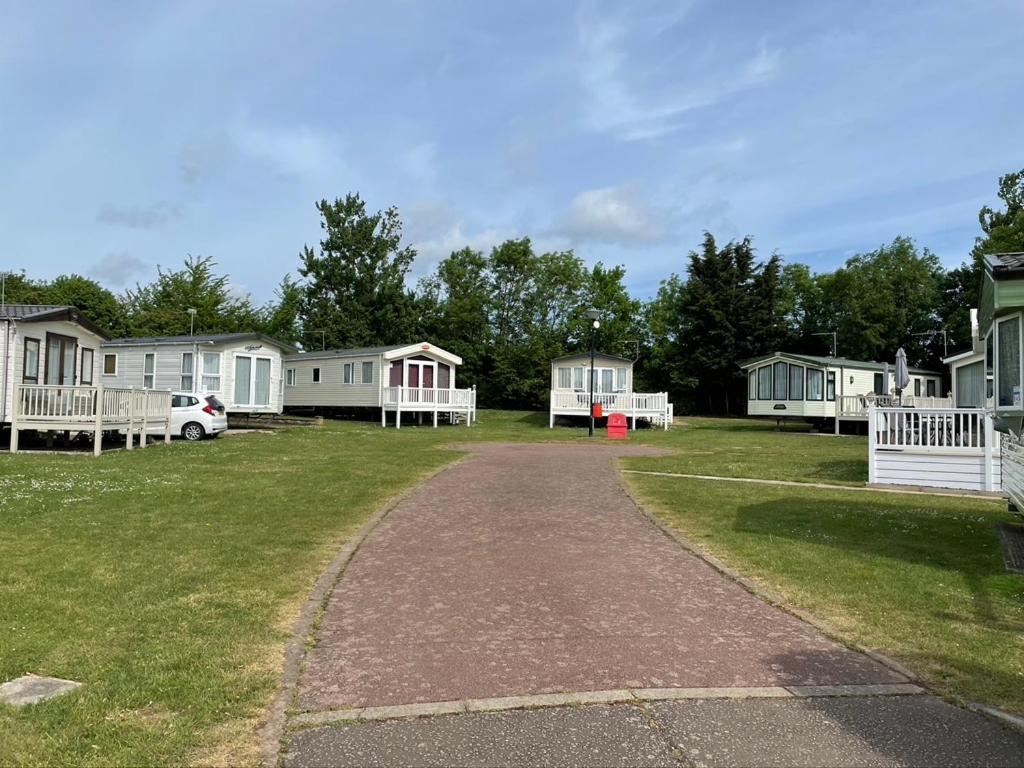 6 Berth Comfy Homely Caravan, Dog Friendly Belton with Browston Экстерьер фото