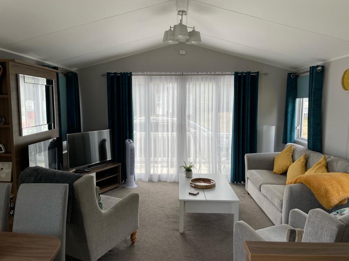 6 Berth Comfy Homely Caravan, Dog Friendly Belton with Browston Экстерьер фото