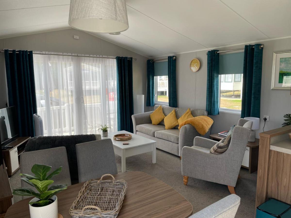 6 Berth Comfy Homely Caravan, Dog Friendly Belton with Browston Экстерьер фото