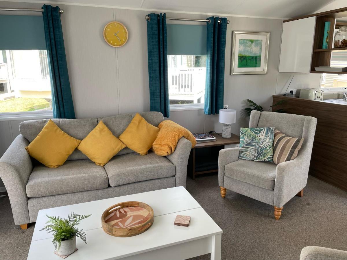 6 Berth Comfy Homely Caravan, Dog Friendly Belton with Browston Экстерьер фото